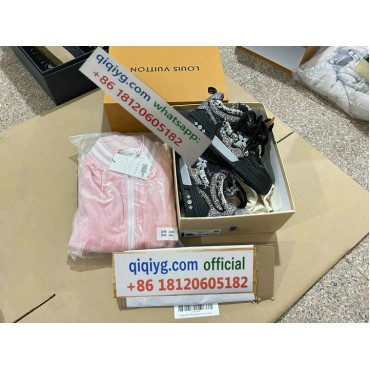 qiqiyg.com supplier Whatsapp +8618120605182 Official Top Fashion Brand Handbags Clothes Shoes Wholesale 2026 N031