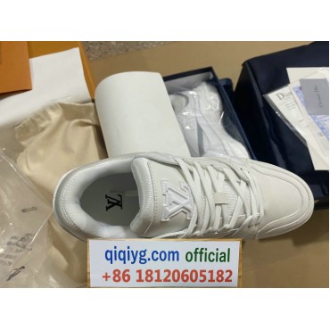 qiqiyg.com whatsapp +8618120605182 Elite Styles Unleashed Handbags Footwear Eyewear Collections Bulk Discounts A052